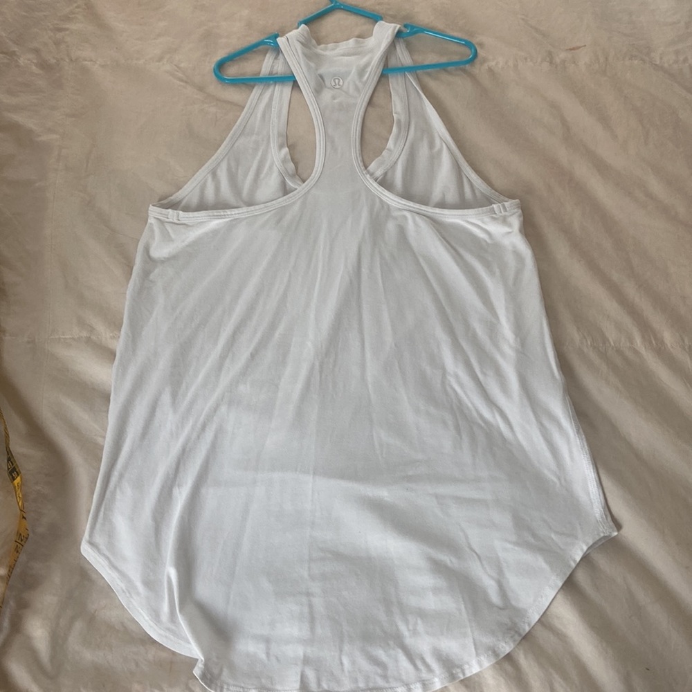 White scoop neck razor back lululemon tank with pocket